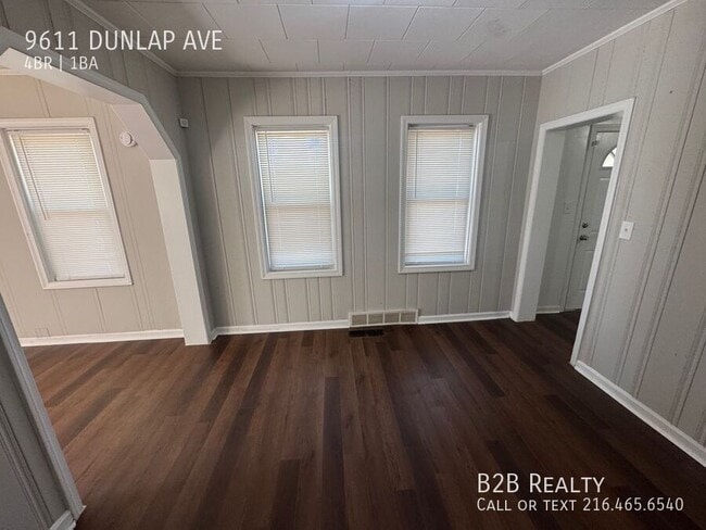 Building Photo - 9611 Dunlap Ave