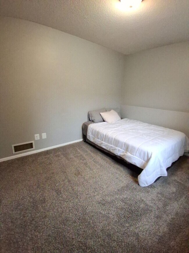 Building Photo - Open House 11/14/25 6-7pm! 3 Bedroom / 1.5...