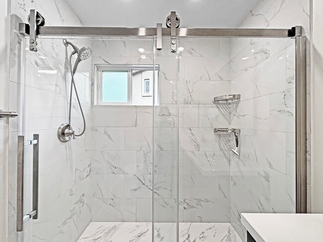 Building Photo - Beautiful 3BD/3BA Townhouse in Fashion Val...