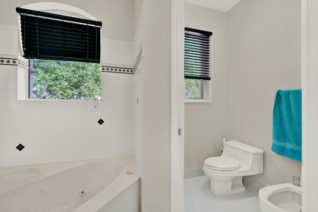 Building Photo - Elegant 4-Bedroom Pool Home in Exclusive G...