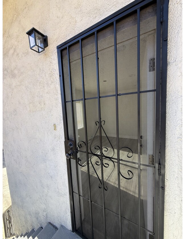 Building Photo - 1341 E 59th Pl