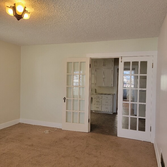 Building Photo - 721 SE Kane St