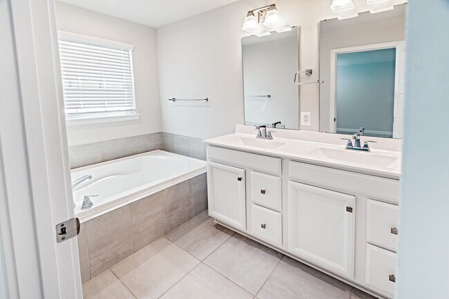 Building Photo - 3 bedroom, 2.5 bath Middletown end unit townhome