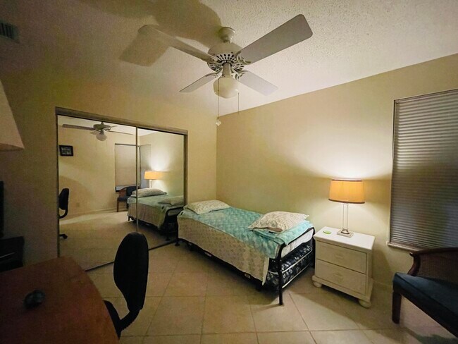 Building Photo - 7786 SE Sugar Sand Cir