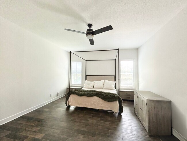 Building Photo - Elegant 5-Bedroom Pool Home for Rent in Sa...