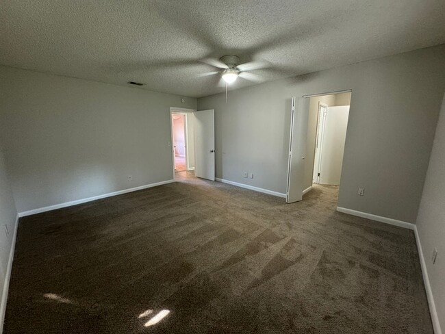 Building Photo - RENOVATED 3/2 TOWNHOUSE MOVE IN READY!