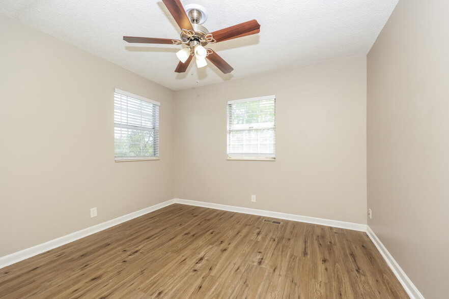 Building Photo - 3205 Country Lawn Dr