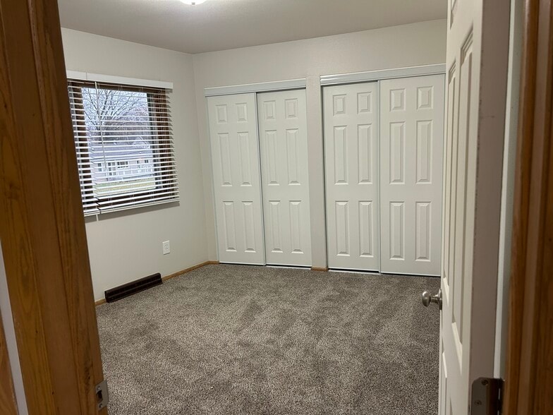 Building Photo - 609 Linden Ave