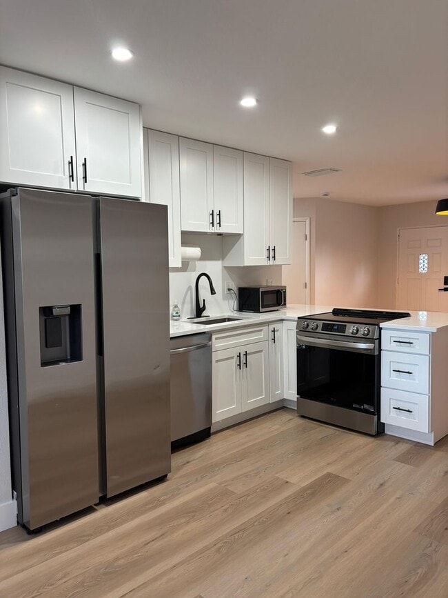 Building Photo - Fully Remodeled 3-Bedroom + Den Home for R...