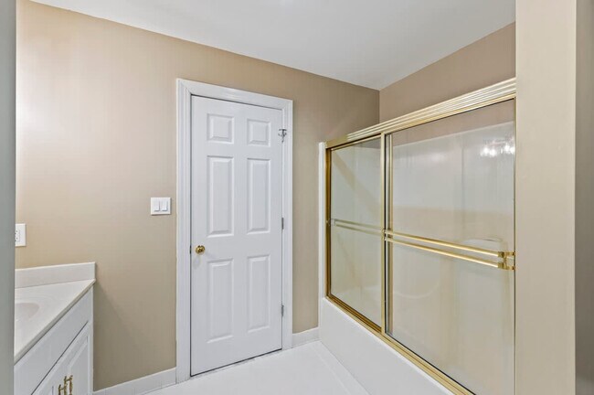 Building Photo - 110 Mayfair Ct