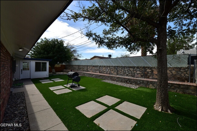 Building Photo - 3217 Wedgewood Dr