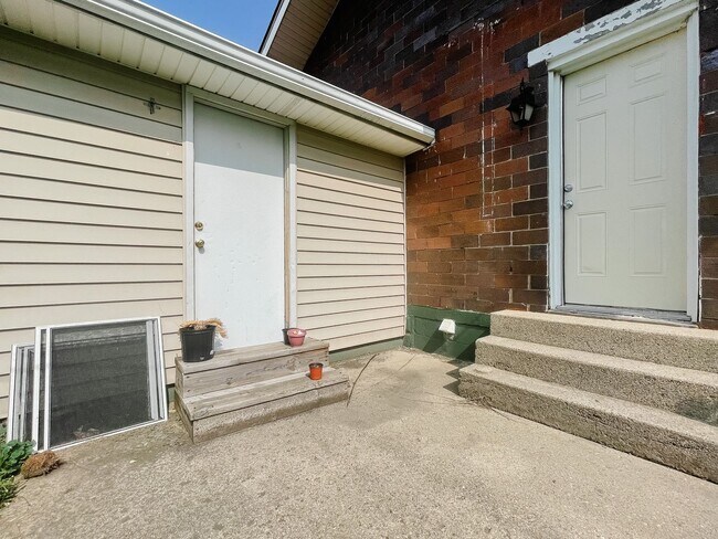 Building Photo - Coming Soon in Muncie! 3 Bed / 1 Bath House — Pet Friendly! Washer & Dryer Hookups!