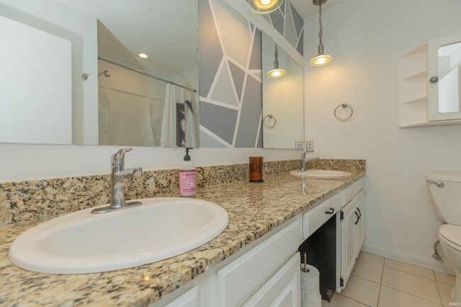 Building Photo - 5122 Woodridge Dr