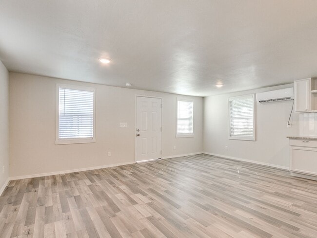 Building Photo - Newly renovated efficancy with fenced yard.