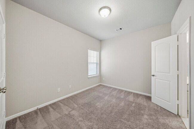Building Photo - 8734 Laurel Crest Dr
