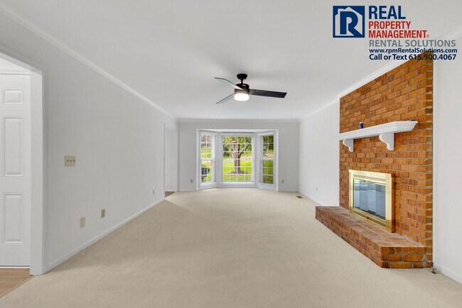 Building Photo - Beautiful Brentwood 3 BD home with attache...
