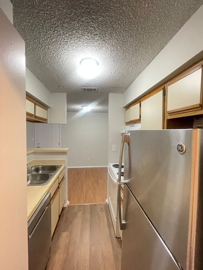 Building Photo - 1 Bed / 1 Bath Condo in Gated Comm. In Alt...