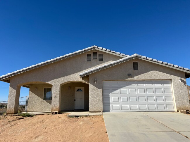 Primary Photo - 3 bedroom 2 bath Apple Valley Home Availab...