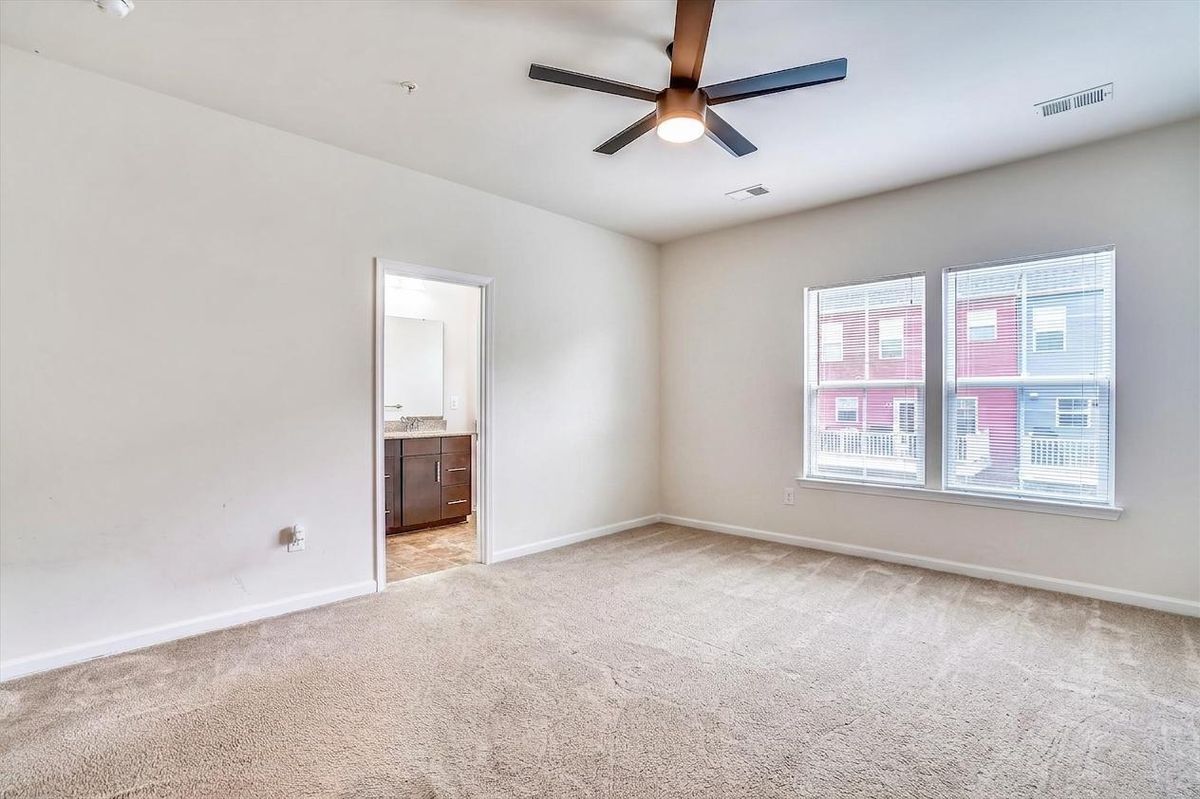 Building Photo - 725 Apple Orchard Dr