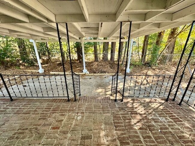 Building Photo - MOVE IN SPECIAL