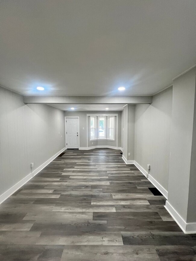 Building Photo - Beautiful, remodeled house nice close to everything