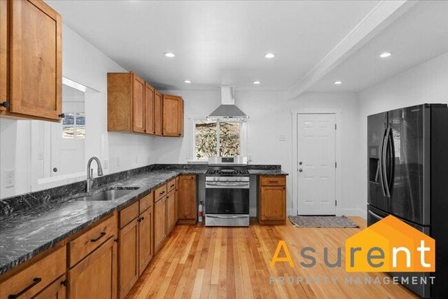 Building Photo - Jacksonville Home with in home office internet included.