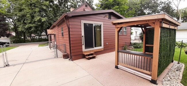 Building Photo - Great Eastside Location 3-Bedroom Bungalow...