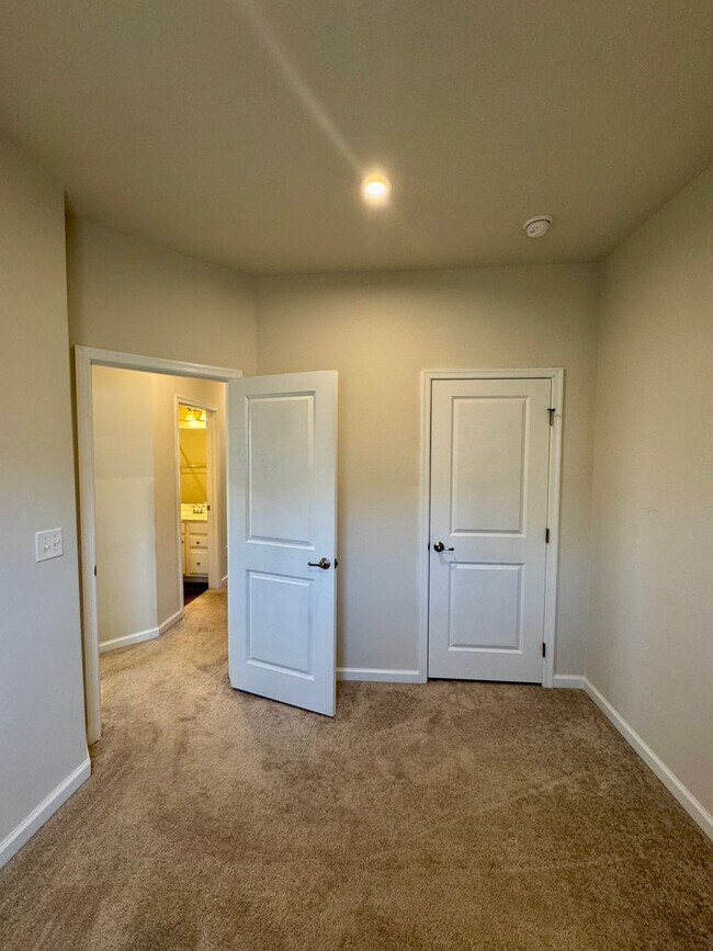 Building Photo - 3BR/2.5BA End Unit Townhome