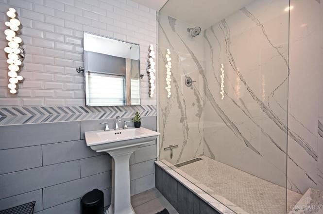 Guest Bathroom - 1005 Hill St