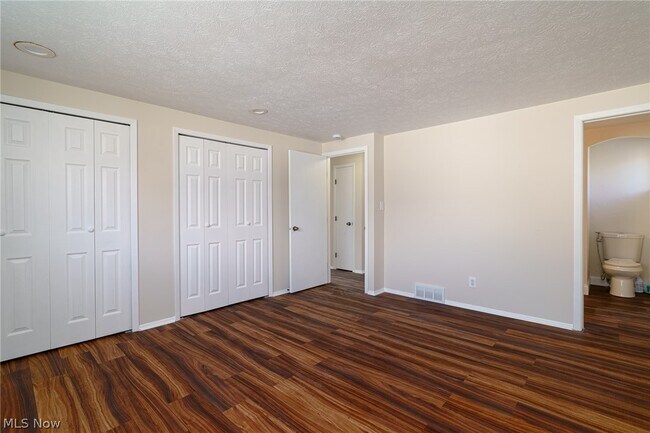 Building Photo - 8671 Ashwood Dr