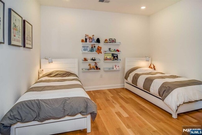 Building Photo - 9 Somerset Ln