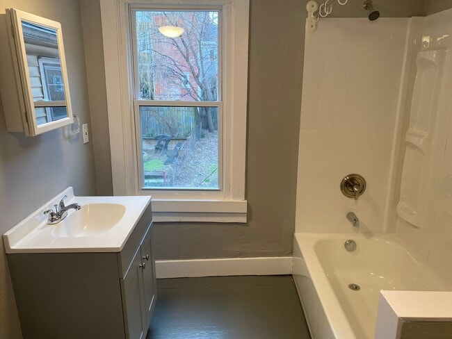 Building Photo - Charming 2 Bedroom Home in Chestnut Hill!