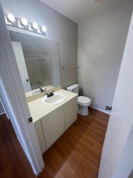 Building Photo - 2550 N Alafaya Trl