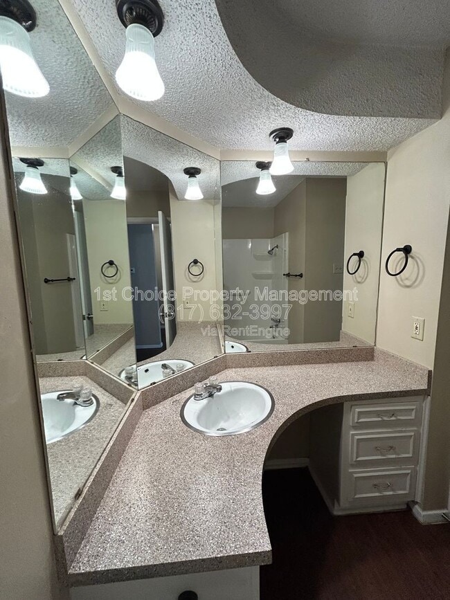 Building Photo - 2212 Viewtop Ln