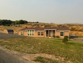 Building Photo - 4 Bed 3 Bath Home with Expansive Country V...