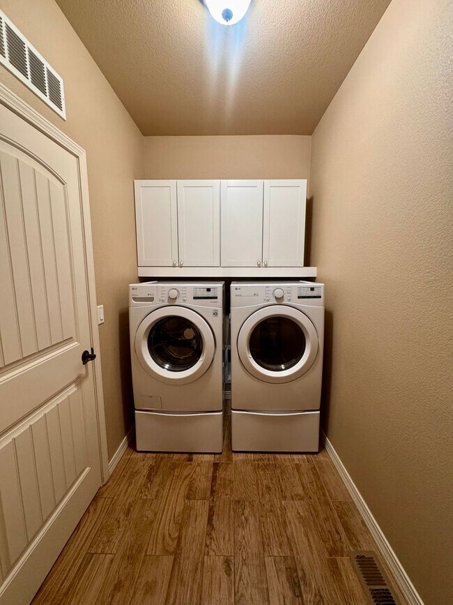 Building Photo - Gorgeous 4 Bedroom Townhome in Briargate