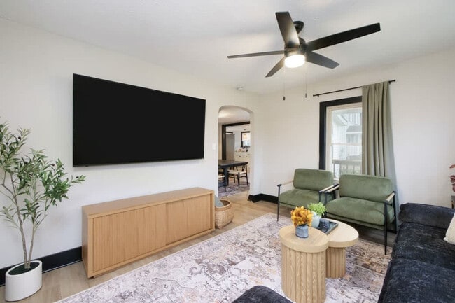 Building Photo - 303 E Washington St