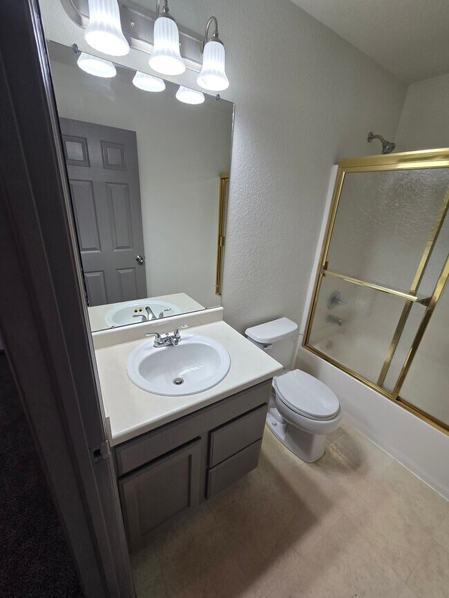 Building Photo - Spacious and Bright 4 Bedroom Home with Garage and Basement Now Available!