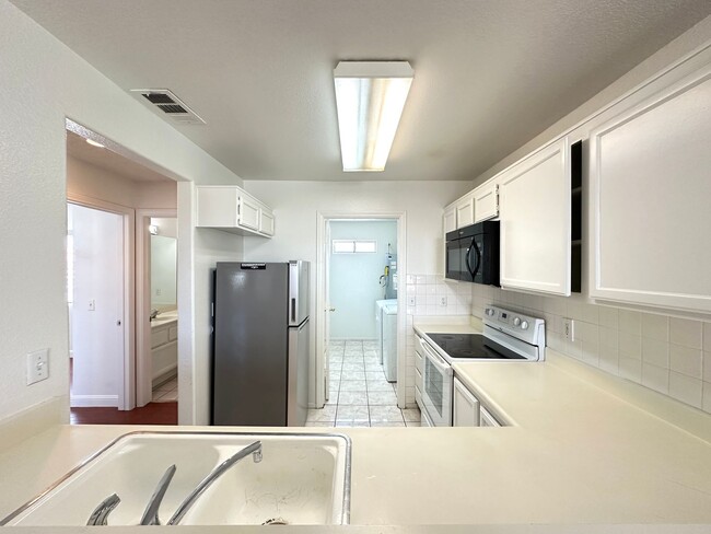 Building Photo - El Parque Condo