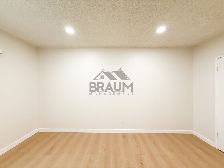 Building Photo - 5252 Hermitage Ave