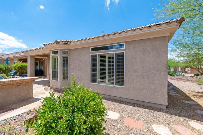 Building Photo - Gated Community!