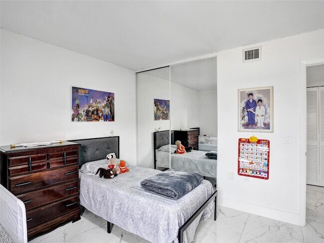 Building Photo - 6073 Balboa Cir