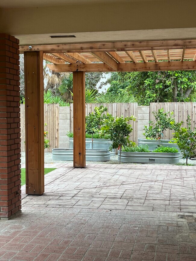Building Photo - 5273 Montecito Dr
