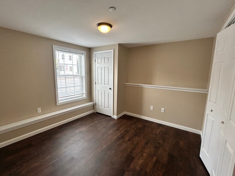 Building Photo - 9 Main St