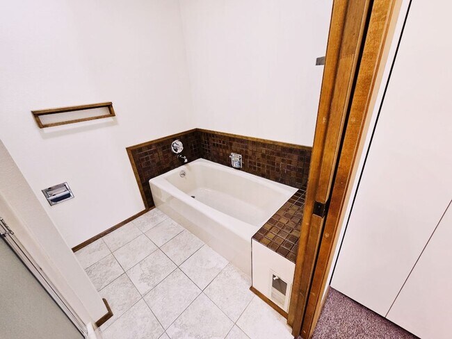 Building Photo - 4 Bed 2.5 Bath Kirkland - Lake WA Schools