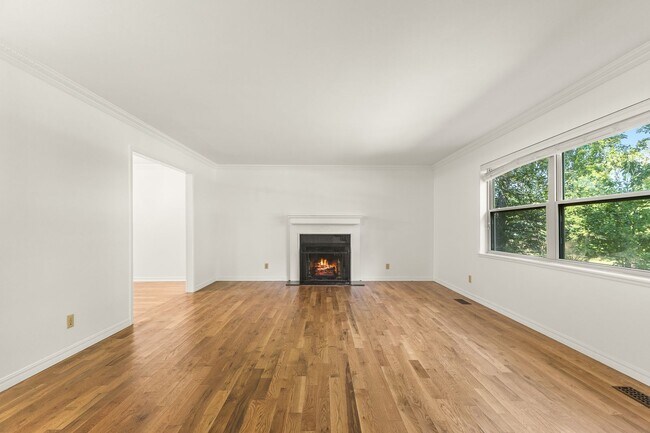 Building Photo - 2825 Inwood Ln
