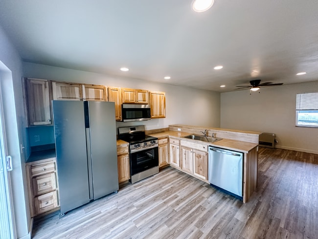 Building Photo - Newer Duplex for Rent Between Twin Bridges and Sheridan!