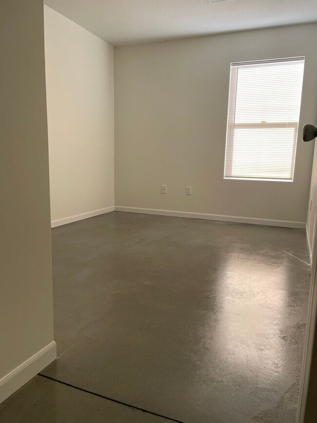 Building Photo - 3 Bedroom 2 bath Duplex with Garage Near WSU