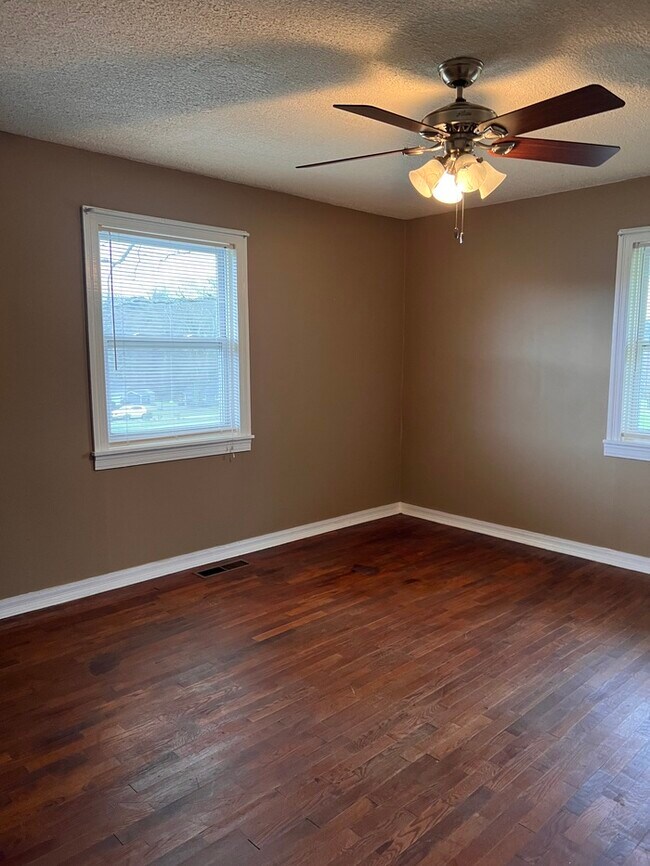 Building Photo - Cute 2 bed/ 1 Bath! Available now!