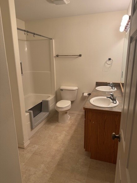 Building Photo - 215 Fox Hollow Ln